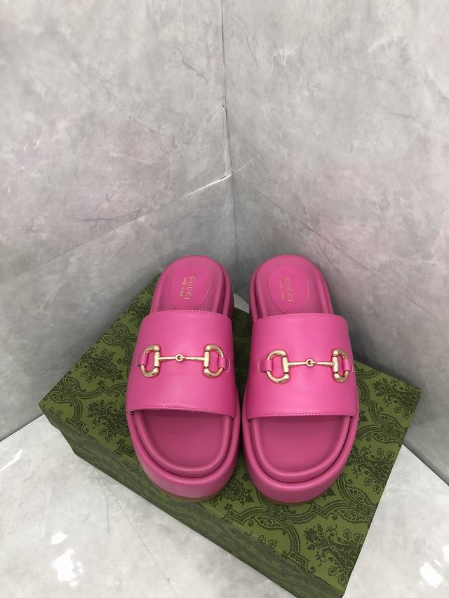 P Gucci官网新款女式厚底拖鞋凉鞋春夏新款 马衔扣 标志于 1970 年代首次使用，是 1930 年代原始 Gucci 菱形图案的演变，自此成为品牌的标志。