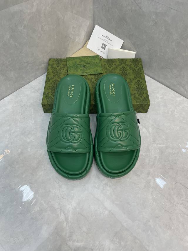女士 Gg 厚底凉拖鞋 Gucci平台形状创意总监最喜欢的一款鞋，向几十年时尚工作经验致敬。现代风格的廓形贯穿 Gucci 系列，为款式注入时尚气息。这双凉拖鞋