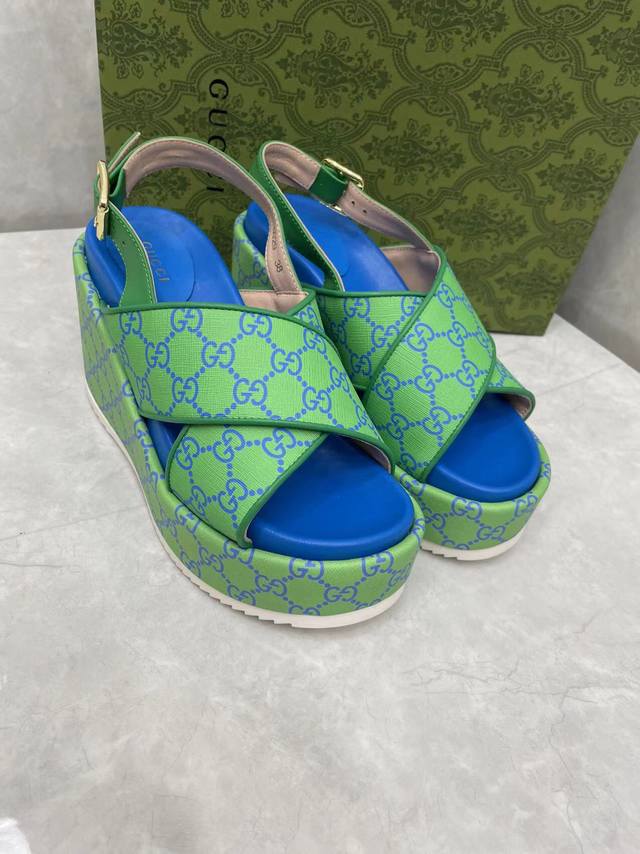 Gucci女士厚底坡跟凉鞋 材料和图案融合在一起，创造出每个模型的独特和标志性版本。这双厚底凉鞋采用 Gg Supreme 帆布制成。 绿色和蓝色 Gg Sup