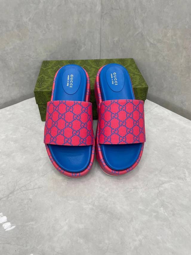 Gucci官网新款女式厚底拖鞋凉鞋 Gg 标志于 1970 年代首次使用，是 1930 年代原始 Gucci 菱形图案的演变，自此成为品牌的标志。在这里，图案以
