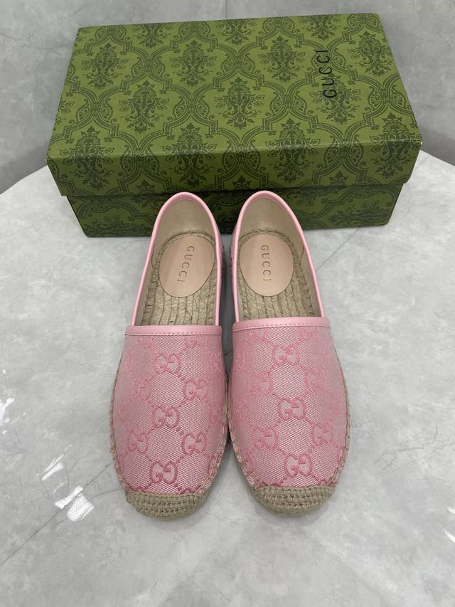 女士 Gg 麻底渔夫鞋 材料、纹理和图案相结合，在整个系列中营造出温暖的天气感觉。这双麻底鞋采用编织绳索鞋底，采用粉色 Gg 帆布制成。 粉色 Gg 帆布 女性