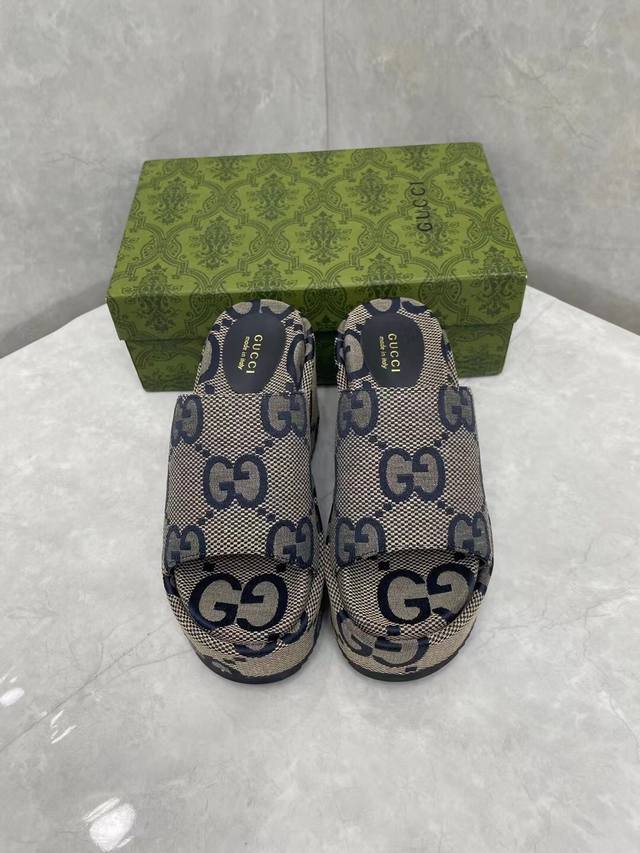 Gucci2023女式新款大号 Gg 坡跟防水台拖鞋 作为品牌的标志性标志，徽标以全新且出人意料的方式丰富了设计。每个标识的背后都蕴藏着品牌的传统和价值，是一种