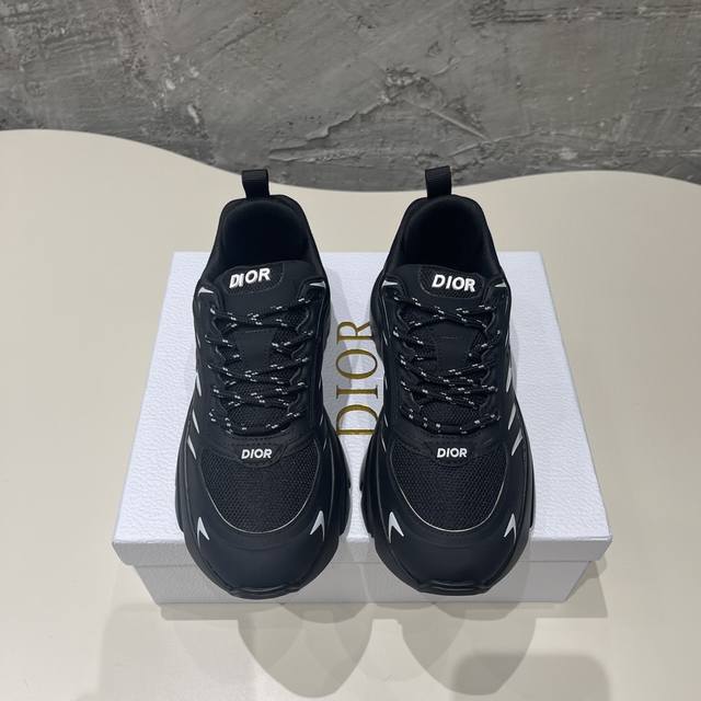 Dior迪奥 B32全新shoes 来袭 真的太好看啦！做工精细网面空压 透气美美哒。独家开模。原版。无可挑剔 原版开模大底tpu组合。 官网6色齐全。 码数：