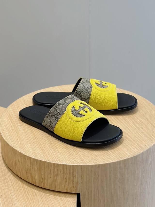 工厂价 Gucc Lido.古奇.男士互扣式双g拖鞋 设计灵感源自意大利海岸的夏日风情和海滩俱乐部。经典造型经gucci美学视角焕新演绎。这款男士凉拖选用舒适的