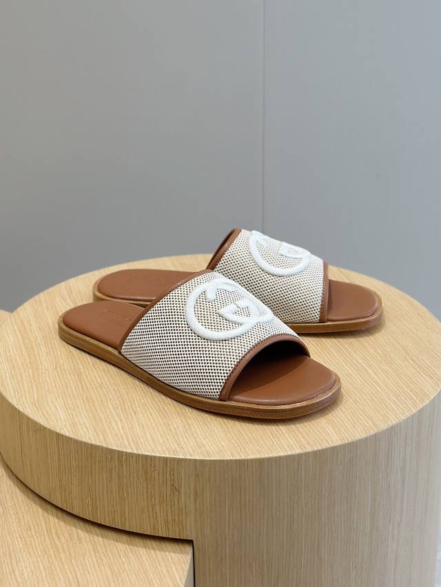 工厂价 Gucc Lido.古奇.男士互扣式双g拖鞋 设计灵感源自意大利海岸的夏日风情和海滩俱乐部。经典造型经gucci美学视角焕新演绎。这款男士凉拖选用舒适的