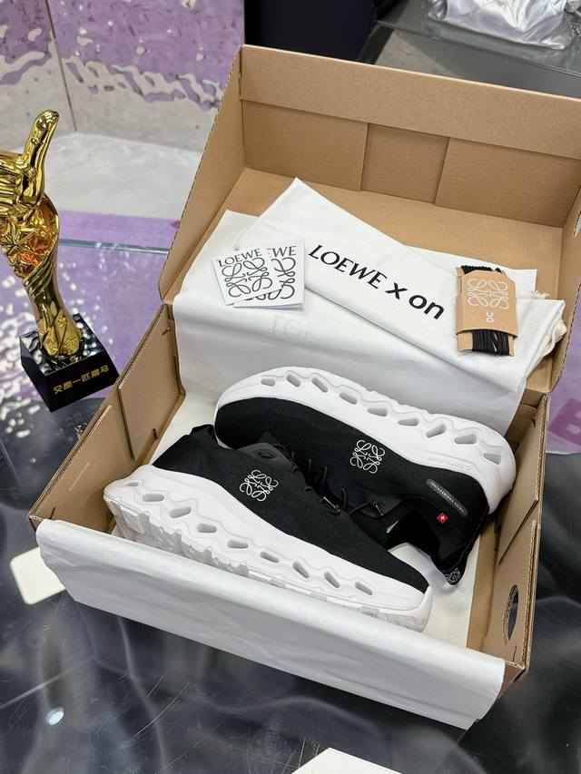 工厂价： 最新运动鞋 全套包装舒适度百分百 时尚又运动 众多明星同款 时尚界的一款联名爆款爆动时尚圈 Loewe X On昂跑cloudtilt 罗意威 联名轻