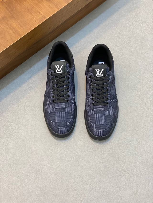 Louis Vuitton 路易威登 -高端品质 原单 -鞋面：意大利进口反毛牛皮、高周波品牌logo -内里：高弹力帆布布匹，牛皮垫脚 -大底：超轻tpu发泡
