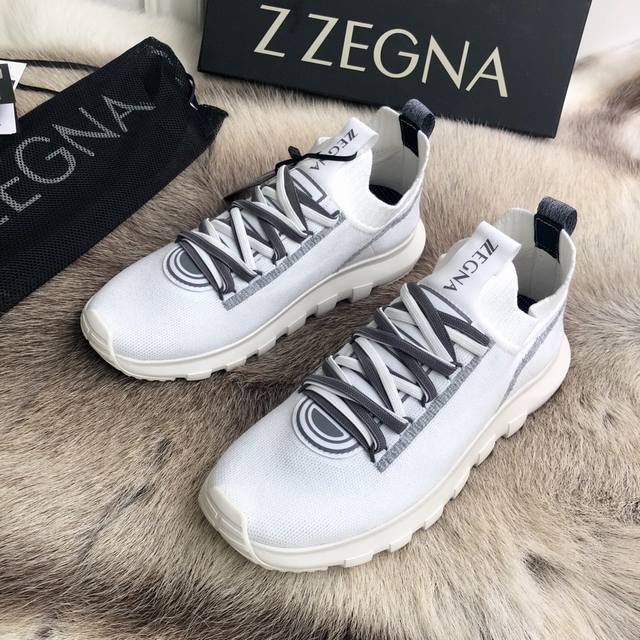 编码： Zzegna代表的是年轻、时尚的风格。Zzegna是专为追求品质和款式之新奇组合的现代男士而设计的。Zzegna一直专注于比例和形状，通过它们来创造优雅