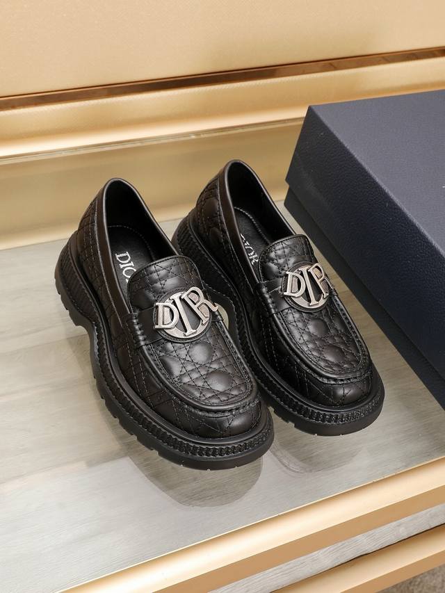 Dior Buffalo男士低帮德比休闲皮鞋，2024春季男装系列新品，将打破常规的特色元素与 Dior 的高订美学风格理想结合。头层牛皮鞋面搭配饰以同色调凹陷