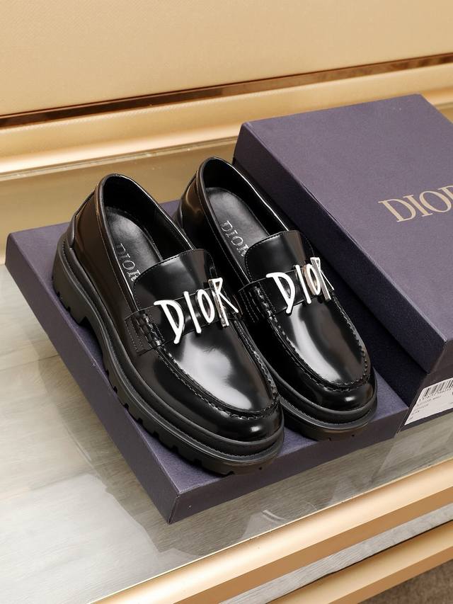 Dior迪奥 男士经典乐福皮鞋，将经典的鞋履款式与复古的加州风格融为一体。便鞋款式设计，方便穿脱。采用头层光滑牛皮精心制作，饰以橡胶凹凸鞋底及黄铜和珐琅材质的