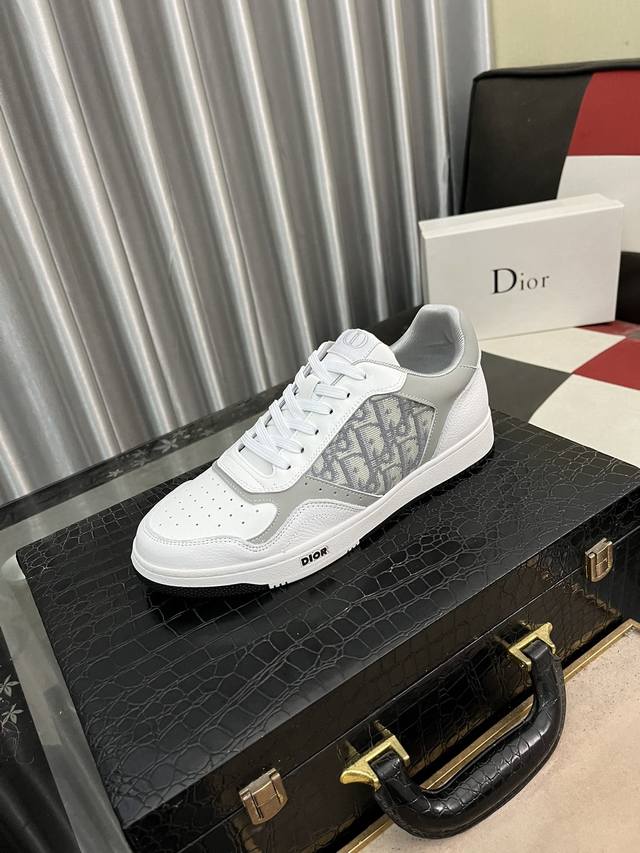 出厂价： Dior迪奥新款 2023新款精心打造，引爆全场！不断创新的国际品牌 此款男士潮男运动休闲鞋，鞋面选用牛皮+品牌印花面料，真皮垫脚，橡胶大底，透气舒适