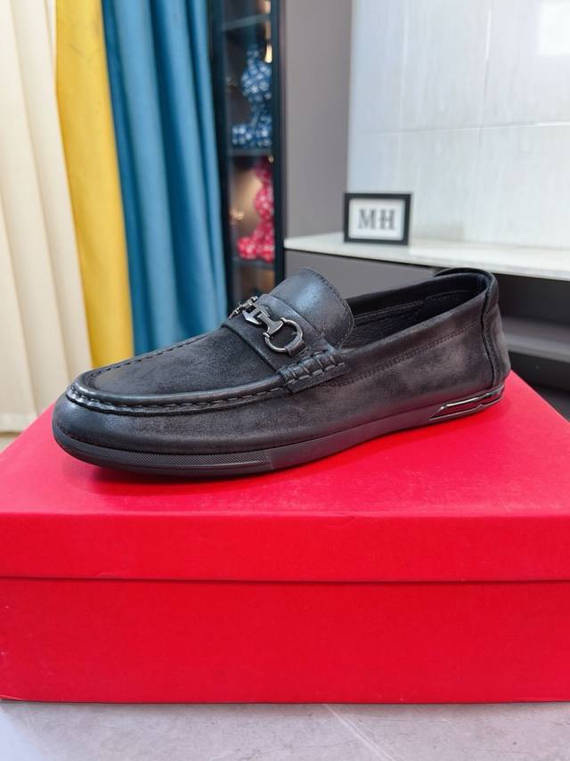 出厂价 菲拉格慕 Ferragamo 新款高端品质架豆豆鞋上．风格华贵典雅，实用性和款式并重，我们异常关注质量和细节，鞋楦皮料，做工舒适度都毫不逊色，！材质：鞋