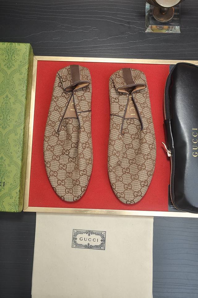 出厂价 Gucci古奇 男士钱包鞋官网原版1:1开模，原单品质鞋面采用进口牛皮加古奇原厂布料透气棉羊内里，做工精细，高端大气。有时尚典范造型。橡胶耐磨防滑大底。