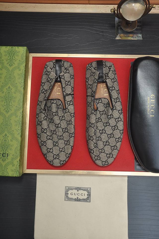 出厂价 Gucci古奇 男士钱包鞋官网原版1:1开模，原单品质鞋面采用进口牛皮加古奇原厂布料透气棉羊内里，做工精细，高端大气。有时尚典范造型。橡胶耐磨防滑大底。