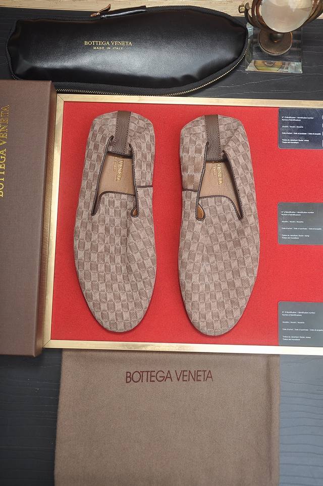 出厂价 Botteg Venetta Bv 钱包鞋 独家新款 官网新款 鞋面以上乘的顶级小牛皮制作 细腻的手感 流淌奢华的质感 为精致男士量身制作 铸就高贵气场 - 点击图像关闭