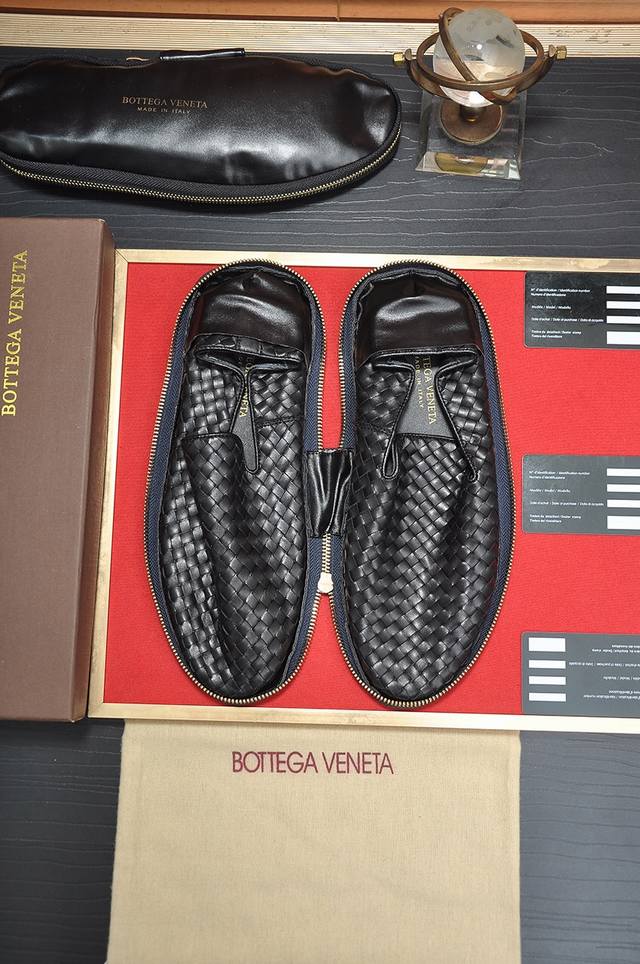 出厂价 Botteg Venetta Bv 钱包鞋 独家新款 官网新款 鞋面以上乘的顶级小牛皮制作 细腻的手感 流淌奢华的质感 为精致男士量身制作 铸就高贵气场 - 点击图像关闭