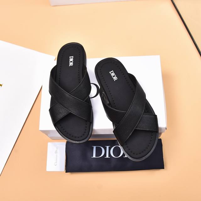 出厂价 Dior Alias凉鞋是2024年新品，是一款悠闲而精致的作品。该风格采用米色和黑色dior Oblique提花制成，展示了简单便捷设计。这款凉鞋由黑