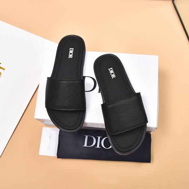 出厂价 Dior Alias凉鞋是2024年新品，是一款悠闲而精致的作品。该风格采用米色和黑色dior Oblique提花制成，展示了简单便捷设计。这款凉鞋由黑