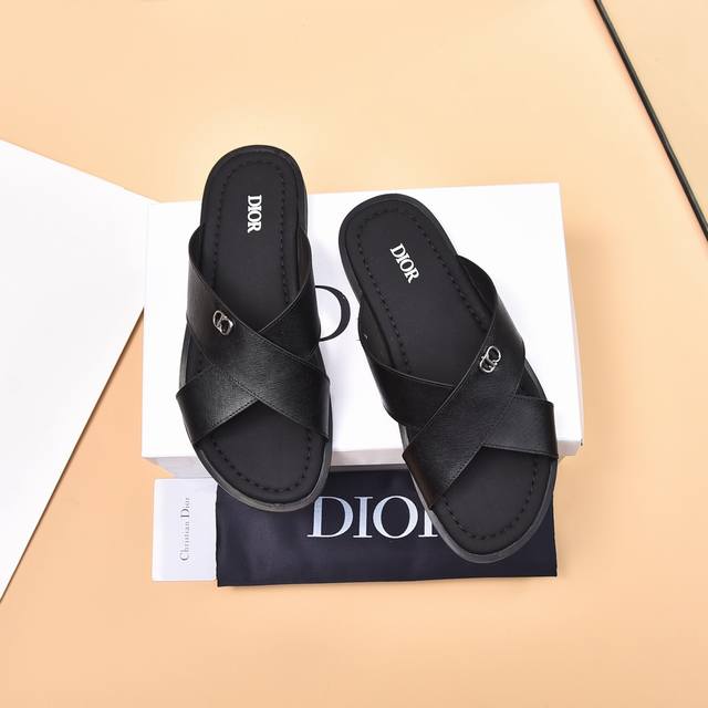 出厂价 Dior Alias凉鞋是2024年新品，是一款悠闲而精致的作品。该风格采用米色和黑色dior Oblique提花制成，展示了简单便捷设计。这款凉鞋由黑 - 点击图像关闭