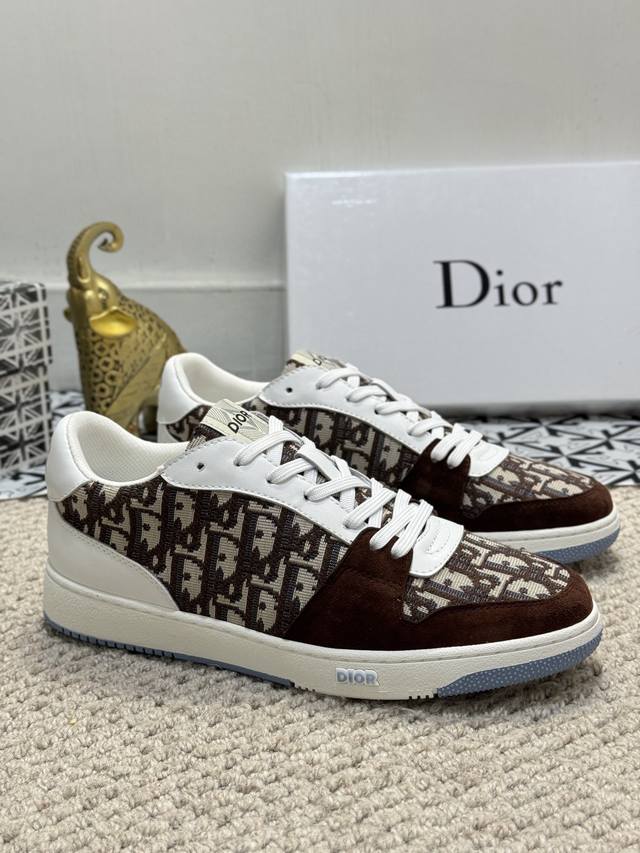 出厂价 实价 顶级原单-Dior 迪奥 低帮b02休闲运动鞋，采用头层牛皮精心制作搭配帆布，舒适透气~双色橡胶鞋底、提升格调。时尚百搭，可为各式造型增光添彩。塑 - 点击图像关闭