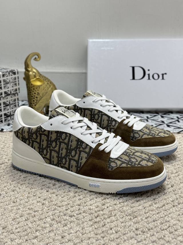 出厂价 实价 顶级原单-Dior 迪奥 低帮b02休闲运动鞋，采用头层牛皮精心制作搭配帆布，舒适透气~双色橡胶鞋底、提升格调。时尚百搭，可为各式造型增光添彩。塑 - 点击图像关闭