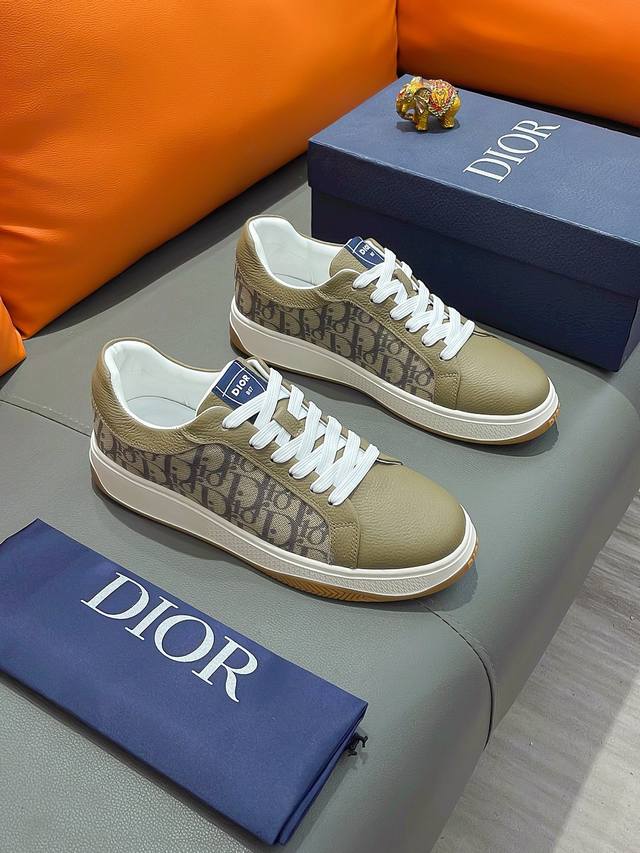 商品名称：Dior 迪奥 正规码数: 38-44 休闲鞋 商品材料：精选 牛皮鞋面，柔软羊皮内里；原厂大底。