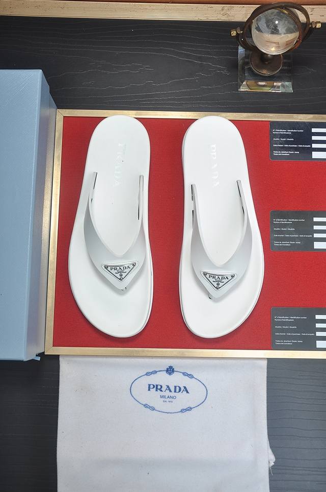 出厂价 普拉达prada 新款精品拖鞋、专柜品质、实际做工相当复杂鞋面优选进口面料羊皮里 相当考验工匠的手艺原版pu大底。Size:38-45