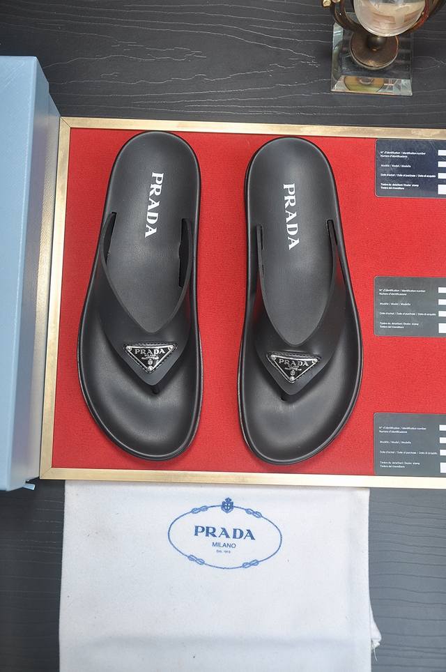 出厂价 普拉达prada 新款精品拖鞋、专柜品质、实际做工相当复杂鞋面优选进口面料羊皮里 相当考验工匠的手艺原版pu大底。Size:38-45