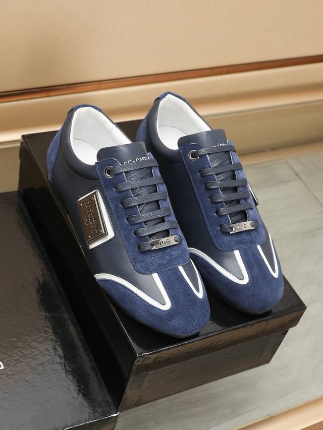 新款dolce＆Gabbana 顶级原单dg重工系列，新款休闲时尚鞋版型简洁大气，时尚专属时尚又大方。鞋面：原版头层小牛皮，舒适的羊皮内里。原版特制电镀组合大底