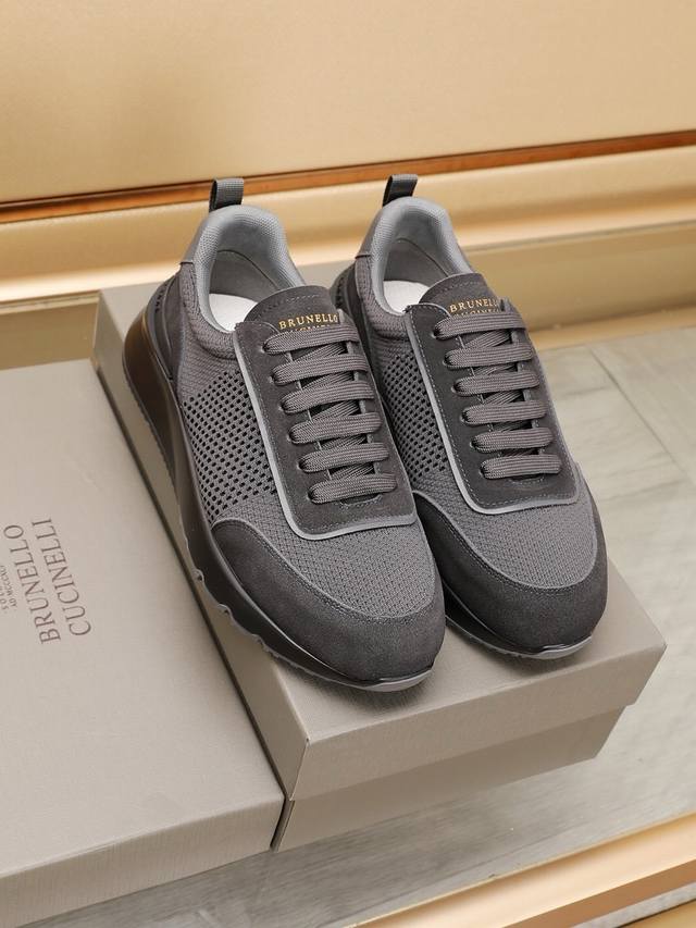 Brunello Cucinelli 新款男鞋出货 此品牌是来自意大利的顶级奢侈品牌，被誉为低调奢华的 “山羊绒之王” 鞋面采用头层牛皮搭配原版透气飞织面料，设
