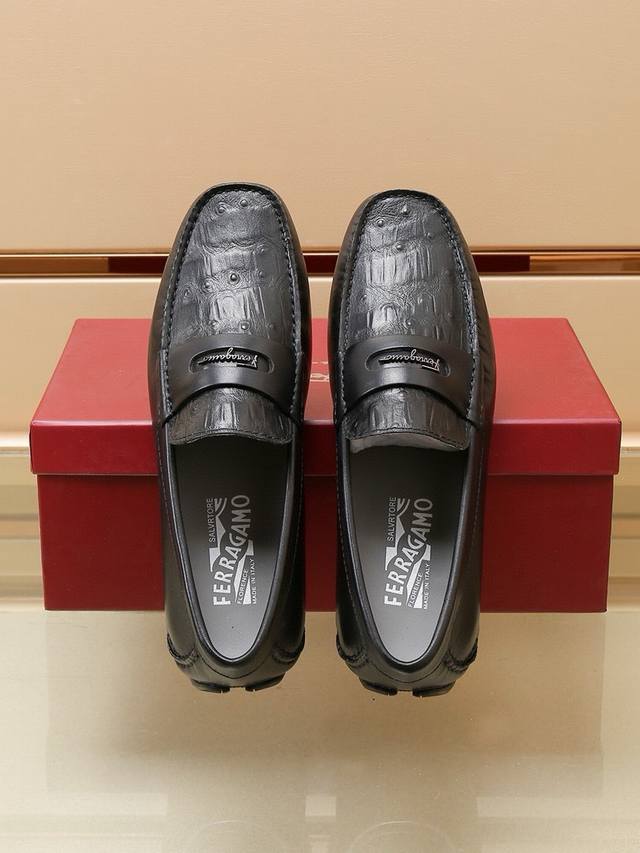 高端价 Ferragamo 高端豆豆鞋爆款，原单1∶1品质，专柜新款上市 原版鸵鸟纹牛皮，奢华的牛皮内里。完美造型打造专柜品质，原版耐磨大底，设计上很独特的美，