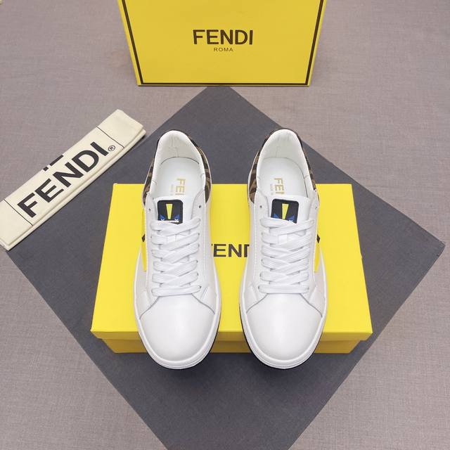 Fendi 芬迪 这款复杂的运动鞋是由柔软的小牛皮皮内里+超轻橡胶材质粗纹大底 这种独特的轻薄风格适合这个季节的随意而精致的感性，上脚舒适自然！四季出行日常款！