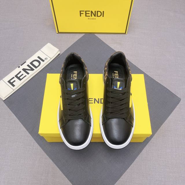 Fendi 芬迪 这款复杂的运动鞋是由柔软的小牛皮皮内里+超轻橡胶材质粗纹大底 这种独特的轻薄风格适合这个季节的随意而精致的感性，上脚舒适自然！四季出行日常款！