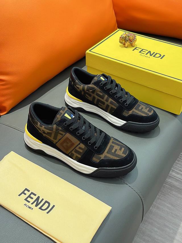 商品名称：Fendi 芬迪 正规码数: 38-44 休闲鞋 商品材料：精选 牛皮鞋面，柔软羊皮内里；原厂大底。