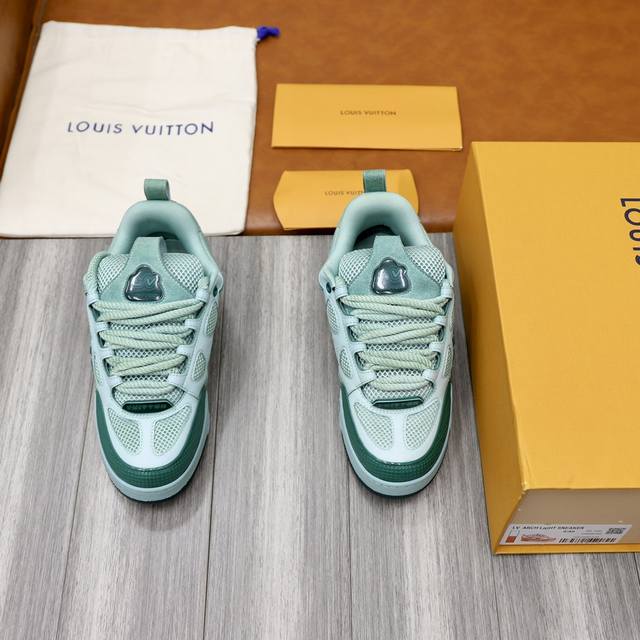 出厂价： 市场最高版本 Lv路易威登 奢品 2024Trainer运动鞋 ，此款trainer运动鞋采用整体进口皮料工艺，呈现不一样的渐变透视质感，经典棋盘格元