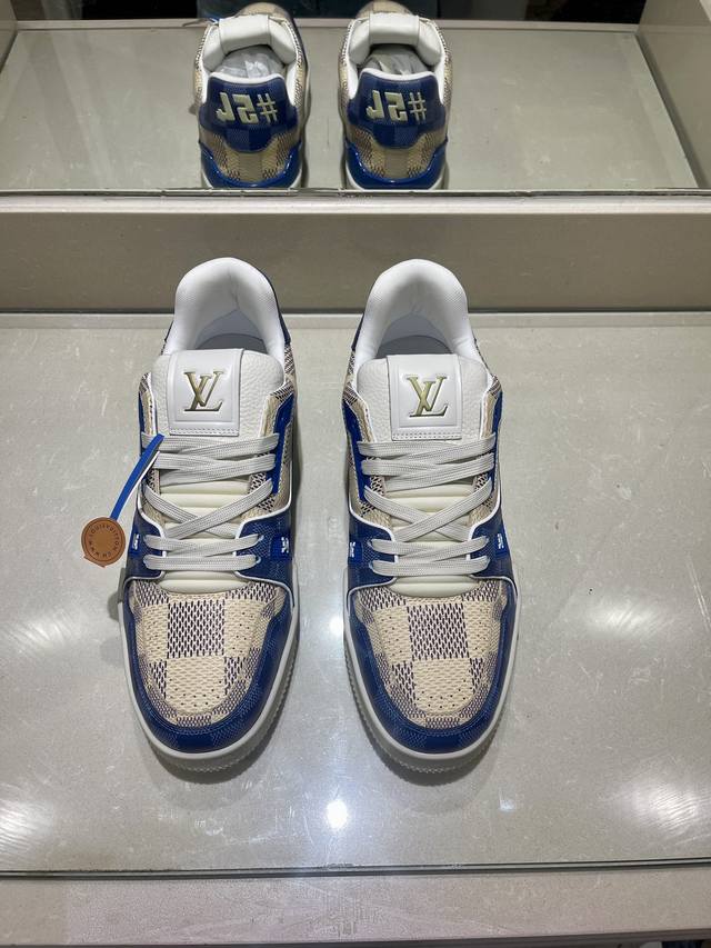 超酷新款lv Trainer 系列运动鞋出货 本款 Lv Trainer 运动鞋出自路易威登与 Tyler 合作系列，令 Monogram 图案和品牌标识分别化