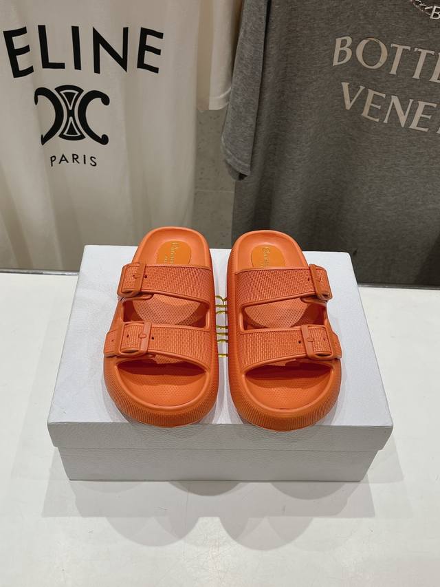 高版本出厂 Dio...R D家24Ss新款沙滩平底拖鞋系列上新巴黎时装周最新走秀款，舒适度与时髦度并存的开挂全新系列，圆头设计搭配不同风格需求 鞋面：原版开模