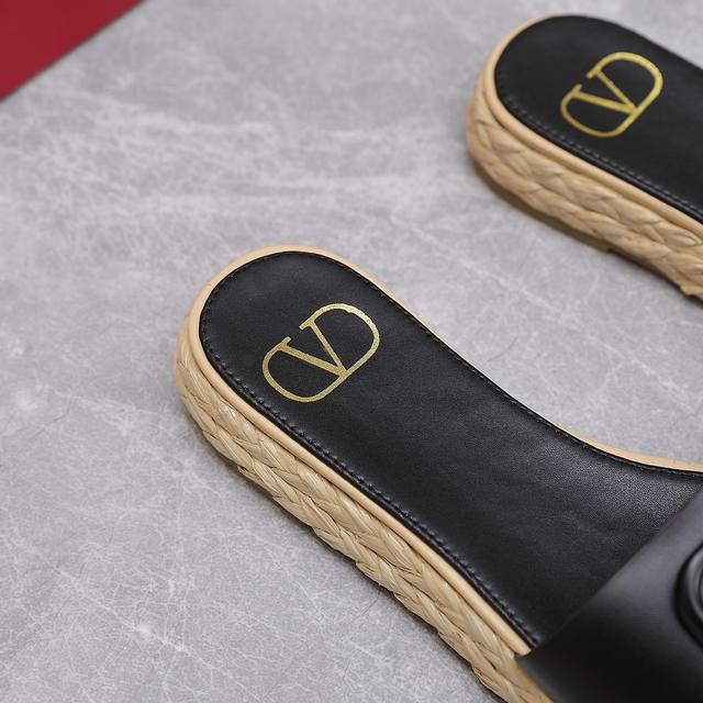 Valentino 华伦天奴vt 最新金属logo 皮皮草厚底拖鞋鞋！原版购入1:1顶级复刻！精致的楦型设计，侧身弧线完美！标志型的logo饰扣彰显了品牌的魅力