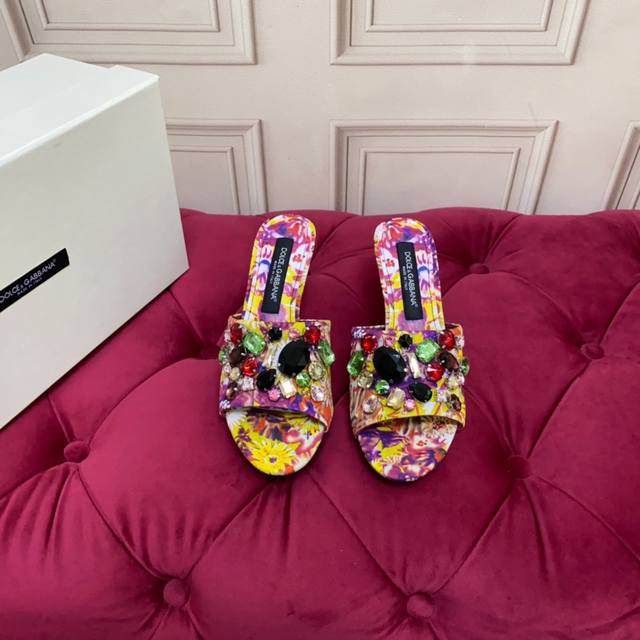 Dolce & Gabbana 2024新款钻鞋 精工定制上市 进口漆皮面 羊皮内里鞋垫 真皮大底:35-41标准码 跟高6.5Cm