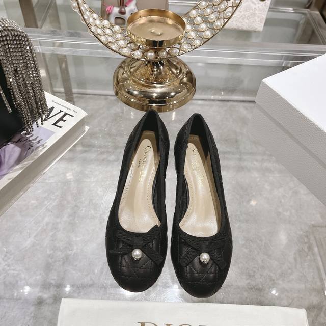 独家顶级版本 Dior*迪奥 2024Vs 春夏新款系列 圆头小珍珠单鞋 原版购入开发 ！完美还原这款鞋的楦形细节 鞋面进口牛漆皮 内里垫脚细腻小羊皮，看细节实
