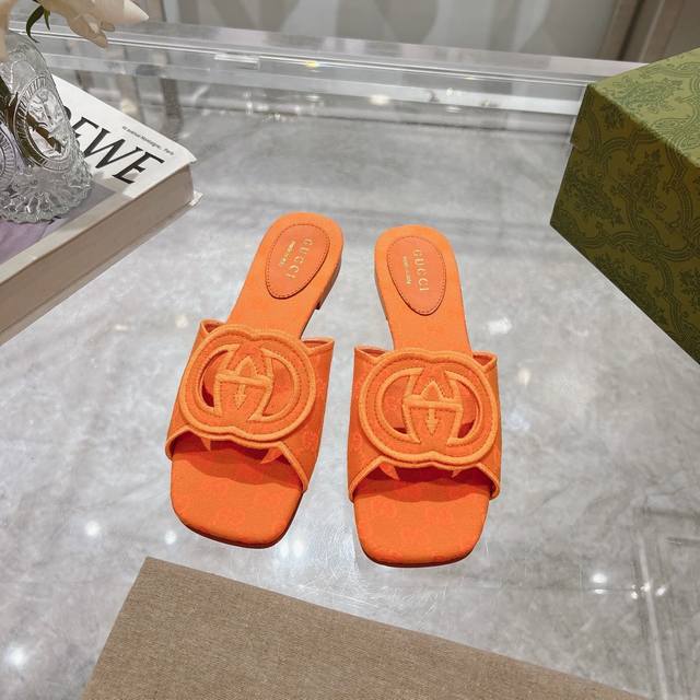6025-12橙 35-41 从为品牌注入荣光的20世纪70年代典藏设计中撷取灵感，互扣式双g在这款粉色gg帆布拖鞋上以超大镂空细节焕新呈现。 橙色gg帆布 女