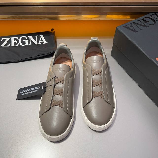 Ermenegildo Zegna 杰尼亚 光滑皮革 Tiziano 低帮运动鞋 这款tiziano 低帮运动鞋摔花纹牛皮制成，饰以丰富的工艺细节，如骆马红棕色