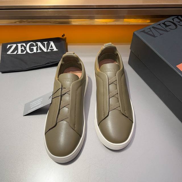 Ermenegildo Zegna 杰尼亚 光滑皮革 Tiziano 低帮运动鞋 这款tiziano 低帮运动鞋摔花纹牛皮制成，饰以丰富的工艺细节，如骆马红棕色