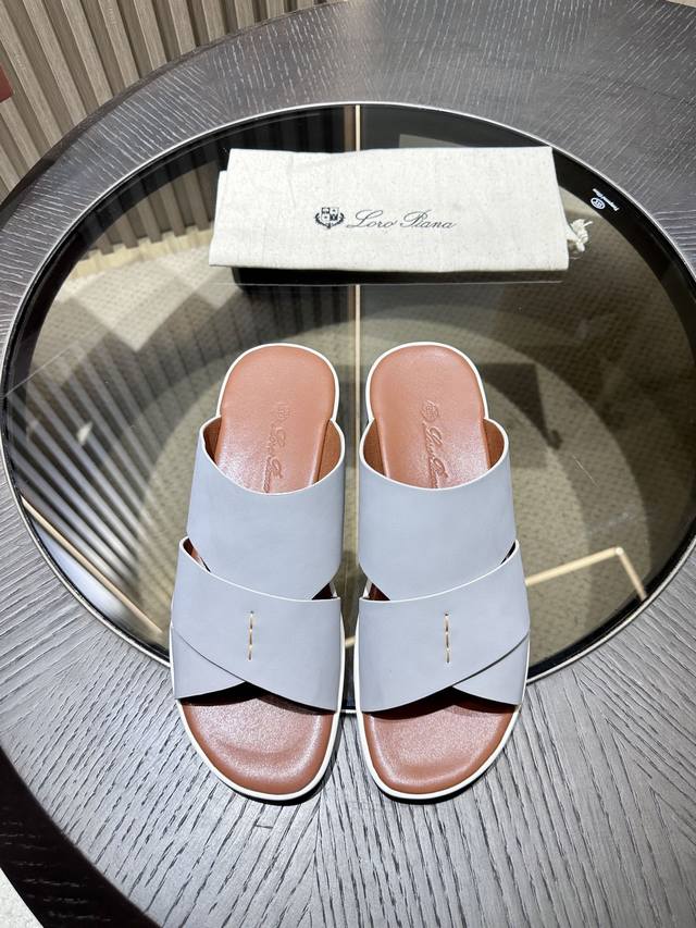 Loro Piana 这款时尚凉鞋选用光滑牛皮革精制而成，交织饰带彰显现代立体质感。轻盈而结实的光滑皮革在现代魅力与悠久品质之间实现平衡。从各个角度看，凸纹和抛