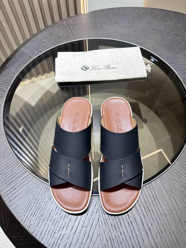 Loro Piana 这款时尚凉鞋选用光滑牛皮革精制而成，交织饰带彰显现代立体质感。轻盈而结实的光滑皮革在现代魅力与悠久品质之间实现平衡。从各个角度看，凸纹和抛