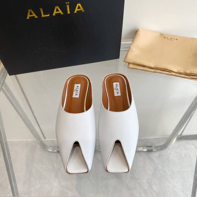 Alaia 24Ss春夏新款法式仙女鱼嘴金属扣平底拖鞋 原版购入法国一线奢侈品牌alaia品牌源自其创始人，Azzedine Alaia是上世纪80 年代“超紧