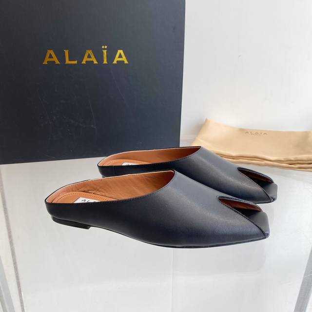 Alaia 24Ss春夏新款法式仙女鱼嘴金属扣平底拖鞋 原版购入法国一线奢侈品牌alaia品牌源自其创始人，Azzedine Alaia是上世纪80 年代“超紧