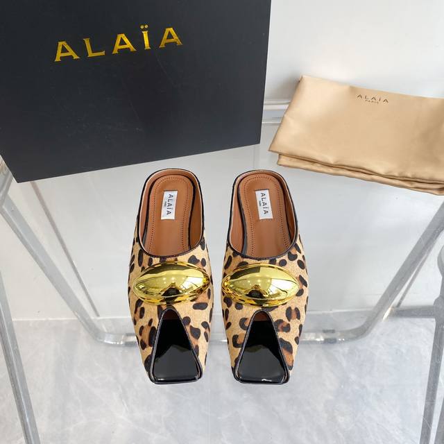 Alaia 24Ss春夏新款法式仙女鱼嘴金属扣平底拖鞋 原版购入法国一线奢侈品牌alaia品牌源自其创始人，Azzedine Alaia是上世纪80 年代“超紧