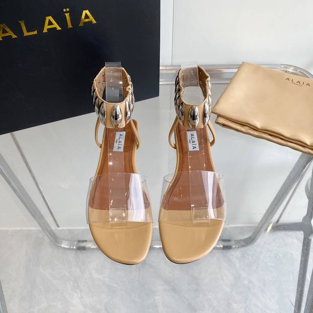 Alaia 24Ss春夏新款法式仙女胶片金属扣平底凉鞋 原版购入法国一线奢侈品牌alaia品牌源自其创始人，Azzedine Alaia是上世纪80 年代“超紧