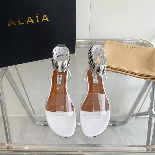 Alaia 24Ss春夏新款法式仙女胶片金属扣平底凉鞋 原版购入法国一线奢侈品牌alaia品牌源自其创始人，Azzedine Alaia是上世纪80 年代“超紧